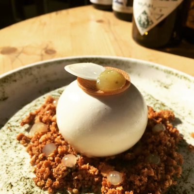 ❄️ Boule de neige ❄️
.
Notre nouveau dessert 🔥 
.
Mousse chocolat blanc-citron-mascarponne, cœur fondant kiwi 🥝
.
Canaille comme on aime 😋
.
#onsencanaille #lesvieillescanailles #aixenprovence #aixmaville #bistroaix #bienmanger